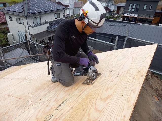 針葉樹合板を丸ノコでカット